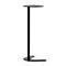 Table d'appoint noire fine avec plateau rond et base organique sur fond blanc.