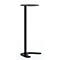 Table d'appoint noire et fine avec plateau rond et base en forme de pied sur fond blanc.