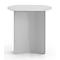 Table d'appoint minimaliste gris clair avec un plateau ovale et un pied colonne incurvé sur fond blanc.