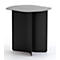 Petite table d'appoint noire en métal aux pieds incurvés sur fond blanc.