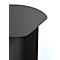 Gros plan sur un plateau de table noir incurvé en métal, reposant sur un pied cylindrique simple.