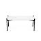 Table rectangulaire blanche avec pieds noirs sur fond blanc.