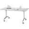 Une table rectangulaire blanche sur roulettes. Sur le plateau, des bouteilles d'eau, des verres et un bloc-notes.