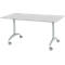 Une table rectangulaire blanche sur roulettes. Les pieds de table argentés sont inclinés.