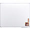 Grand tableau blanc rectangulaire avec cadre argenté. Dans la zone inférieure droite, un porte-stylo, une éponge et des stylos sont visibles.