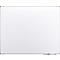 Grand tableau blanc rectangulaire avec cadre argenté. Un porte-stylo noir en bas à gauche, un logo d'entreprise à droite.
