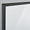 Vue détaillée du coin d'un tableau blanc avec un cadre en métal noir et une surface d'écriture blanche.