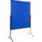 Tableau d'affichage bleu autonome sur un support noir à roulettes sur fond blanc.