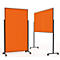 Deux cloisons mobiles orange avec cadre noir sur roulettes devant un fond blanc.