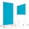 Deux cloisons mobiles turquoise avec cadre blanc et roulettes sur fond blanc.