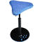 Tabouret debout ergonomique bleu avec base et colonne noires. Le siège a une forme spéciale pour une position debout confortable.
