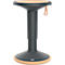 Tabouret debout gris, assise beige et anneau en bois au pied, lanière en cuir.