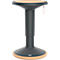 Tabouret anthracite avec assise et bord de pied beige. Une lanière en cuir sur le côté.