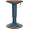 Tabouret debout, bleu foncé avec assise et poignée marron, logo blanc.