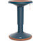 Tabouret bleu réglable en hauteur avec assise et base marron. Petite sangle pour le transport.