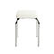 Tabouret blanc avec assise rembourrée et pieds chromés, sur fond blanc.