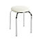 Un tabouret blanc avec une assise ronde et des pieds chromés. Le tabouret est posé sur un fond blanc.