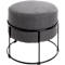 Tabouret gris avec assise ronde et rembourrée. Cadre en métal noir de forme incurvée avec quatre pieds.