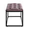 Tabouret rembourré avec revêtement en cuir marron et cadre en métal noir.