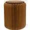 Tabouret pliable cylindrique brun avec un dessus arrondi. La surface présente des plis verticaux et parallèles.