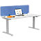 Witte, in hoogte verstelbare bureau met laptop, boeken en blauwe scheidingswand.