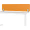 Een bureau met een oranje privacyscherm. Het scherm is met zilverkleurige beugels aan het tafelblad bevestigd.