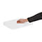 Una mano que alcanza una tabla de plástico blanca con un hueco para la manija.