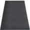 Un tapis rectangulaire gris avec une bordure sombre. La surface a une texture fine.