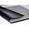 Un tapis avec une surface en velours gris et un envers en caoutchouc noir antidérapant, légèrement replié.