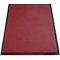 Tapis rouge rectangulaire avec une bordure noire. La surface est moelleuse et texturée.