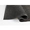 Tapis anti-salissures gris foncé enroulé avec bordure en caoutchouc noir sur fond blanc.