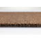 Gros plan du bord d'une moquette marron à la surface texturée sur fond blanc.