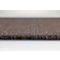 Gros plan sur la texture d'une moquette marron foncé vue de côté avec sous-couche visible.