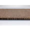 Gros plan sur la texture d'un paillasson marron avec un dos en caoutchouc, centré sur la surface.
