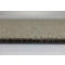Gros plan sur la texture d'un revêtement de sol ou d'un tapis gris-brun avec une sous-couche visible.