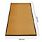 Tapis rectangulaire couleur moutarde avec une bordure noire. Dimensions : 1500 mm x 850 mm.