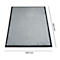 Tapis gris clair avec bordure noire. Dimensions : 600 x 850 mm.
