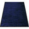 Un tapis bleu, avec une bordure noire, pris légèrement en biais.