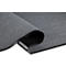 Paillasson gris, partiellement enroulé, avec un support en caoutchouc noir.