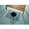 Chaise de bureau sur tapis de protection de sol transparent sous une table en bois. Sur un sol clair, vue plongeante.