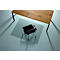 Chaise de bureau sur tapis de protection de sol transparent sous une table en bois. Carrelage bleu.