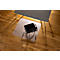 Chaise de bureau sur tapis de protection de sol transparent sous un bureau sur plancher en bois.