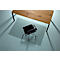 Chaise de bureau sur tapis de protection de sol transparent sous une table en bois.
