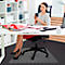 Femme au bureau, buvant du café. Sur le sol : tapis de chaise de bureau transparent. Jupe rouge, talons noirs.
