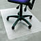 Chaise de bureau sur tapis de protection transparent. Le tapis recouvre un sol recouvert de moquette.