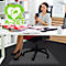 Une femme est assise à son bureau. Devant elle, un tapis de chaise transparent avec le logo "A-PET FLOORTEX".