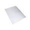 Tapis de bureau transparent rectangulaire, placé sur fond blanc.