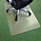 Tapis de protection transparent pour chaise de bureau sur un tapis vert, une chaise avec assise noire est au-dessus.