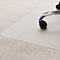 Tapis de protection transparent pour chaise de bureau sur moquette beige, avec une jambe de chaise.