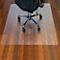 Tapis de chaise de bureau transparent sur plancher en bois. Une chaise est dessus.